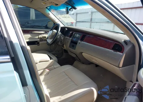 2005 Lincoln Town Car Signature z USA, uszkodzony, nr VIN 1LNHM81W15Y615184